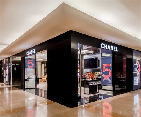 Boutiques and authorized CHANEL retailers Metzingen .